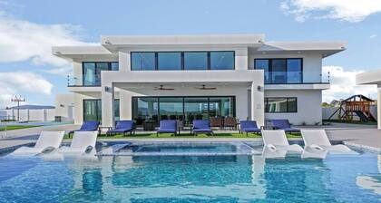 Villa Fabulosa - Luxurious Bedrooms, Pool, Pickleball, Mini Golf, Game Room, 360 degree view and more
