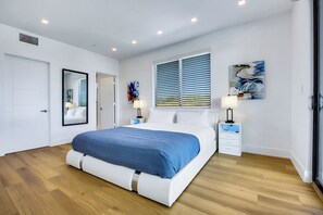 Deluxe Studio Suite, Balcony, Mountain View | Iron/ironing board, free WiFi