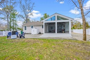 Outdoor dining - Cape Cod Getaway | Golf Views, Dog-Friendly & Beach Nearby (Cotuit)