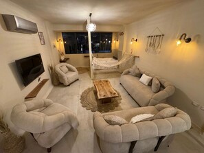TV - Luxury Front-Row Pyramid View | Steps from GEM & Ancient Wonders (Giza Governorate)