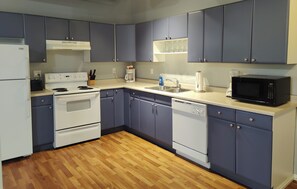 Private kitchen - Fort Saskatchewan fully furnished  3 bedroom suite. (Fort Saskatchewan)