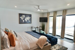 5 sovrum, skrivbord, strykjärn/strykbräda och resesäng