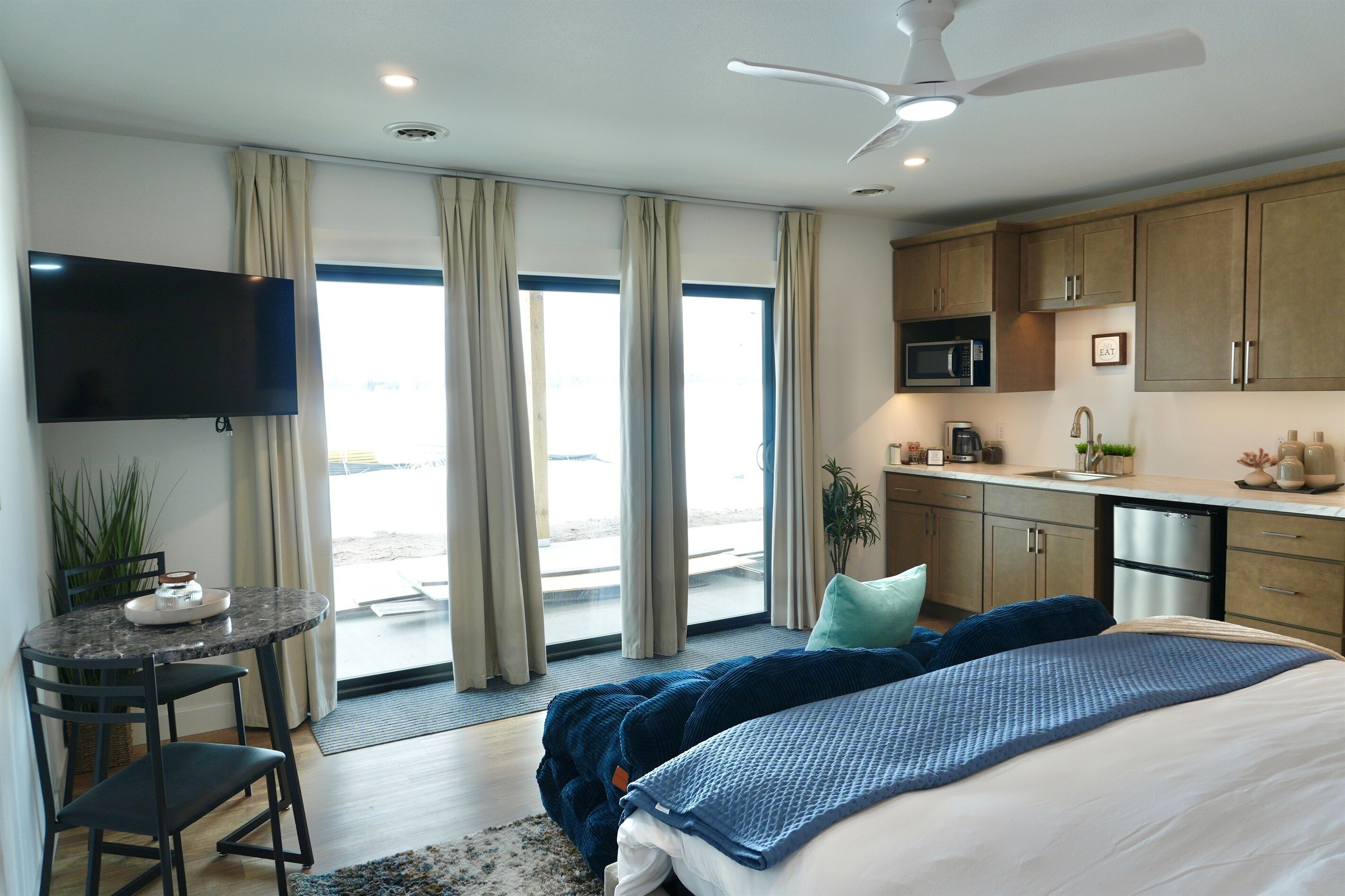 5 bedrooms, desk, iron/ironing board, travel crib