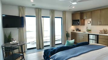5 bedrooms, desk, iron/ironing board, travel crib