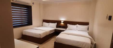 Family Room | Desk, free WiFi