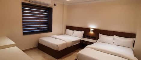 Family Room | Desk, free WiFi