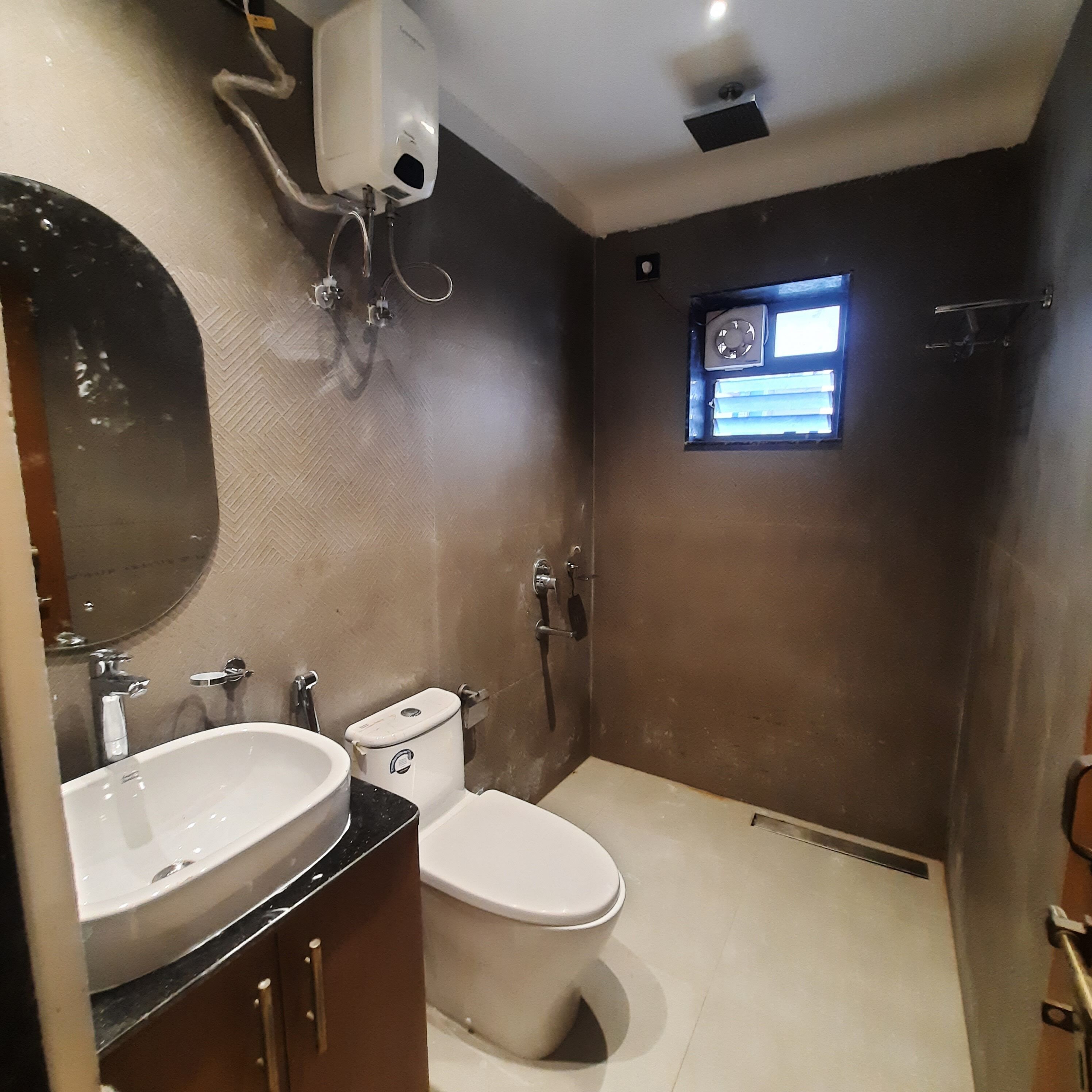 Deluxe Room | Bathroom | Shower, towels, soap, shampoo