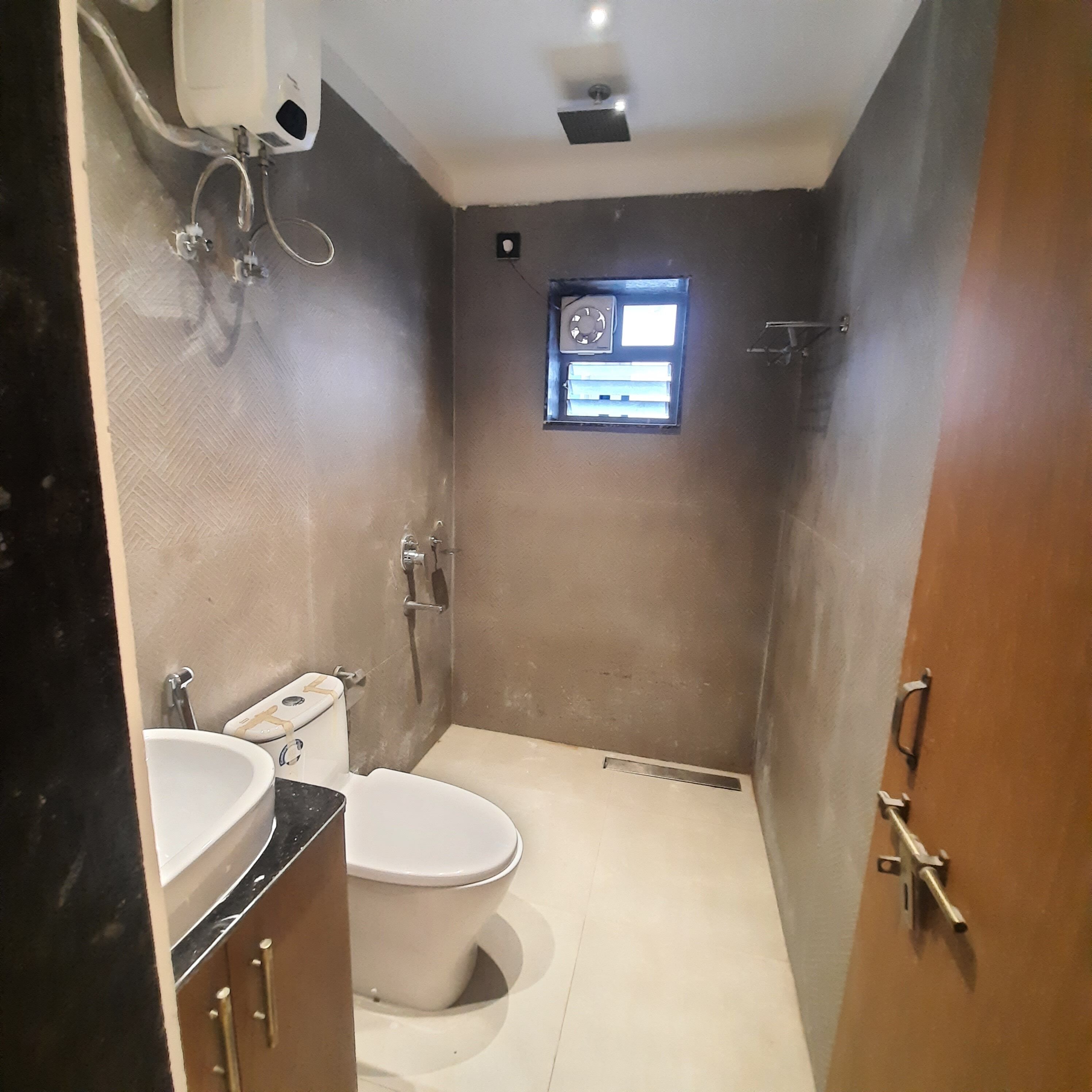 A bathroom with a toilet, bidet, and sink.
