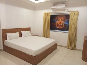 Deluxe Room | Desk, free WiFi