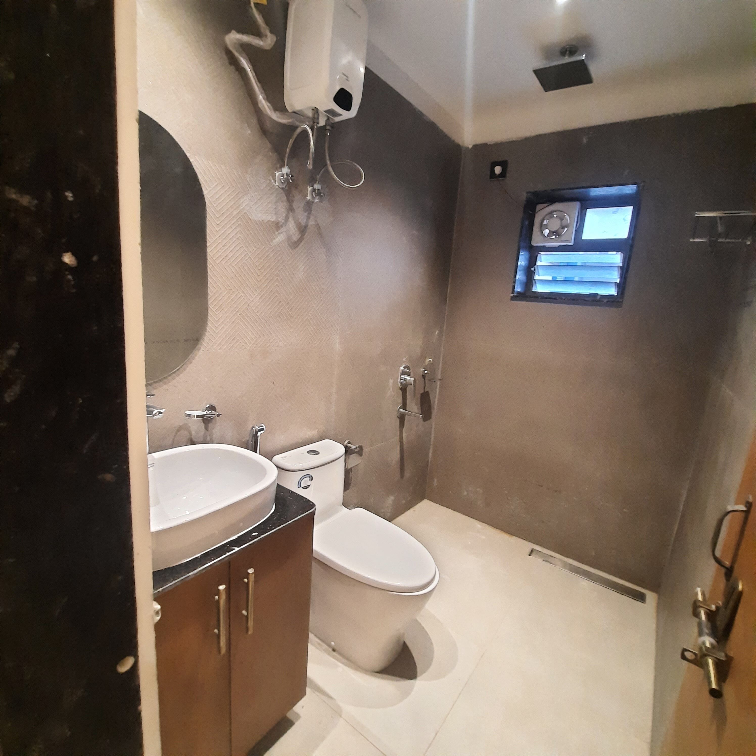 Deluxe Room | Bathroom | Shower, towels, soap, shampoo