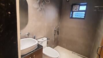 Deluxe Room | Bathroom | Shower, towels, soap, shampoo