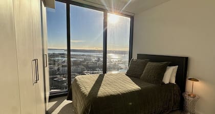 High-Rise Luxury Stay with Harbour Views – 51 Albert Street