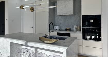 High-Rise Luxury Stay with Harbour Views – 51 Albert Street