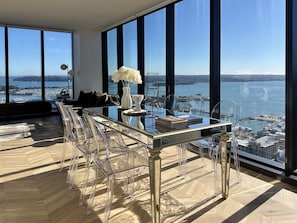 Dining - High-Rise Luxury Stay with Harbour Views – 51 Albert Street (Auckland Central)