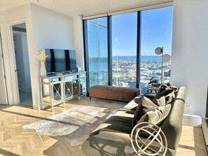 TV - High-Rise Luxury Stay with Harbour Views – 51 Albert Street (Auckland Central)