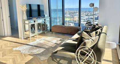 High-Rise Luxury Stay with Harbour Views – 51 Albert Street