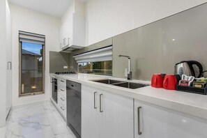 Private kitchen - 2 Bedroom Apartment Near Melbourne Airport (Tullamarine)