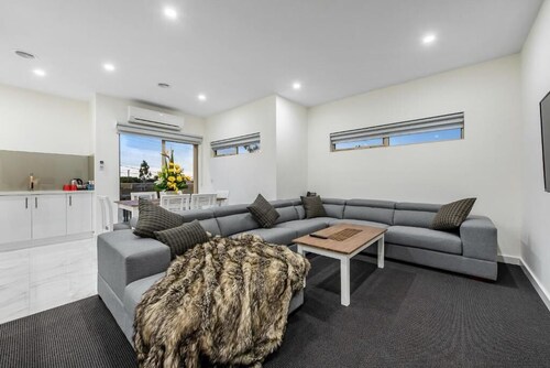 2 Bedroom Apartment Near Melbourne Airport