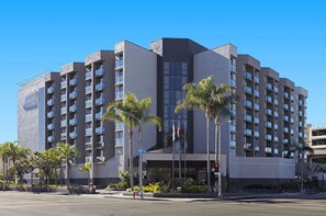 Exterior - LAX Airport 1BR King Suite w/Breakfast, gym, pool (Los Angeles)