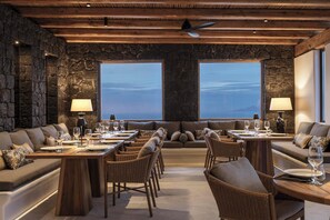 Dining - Nero Light-filled Suites (Santorini)