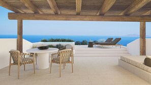 Outdoor dining - Nero Light-filled Suites (Santorini)