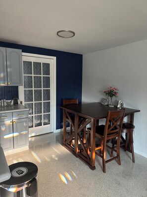 Dining - Cozy 3-bedroom house near the beach in Fort Myers (Fort Myers)