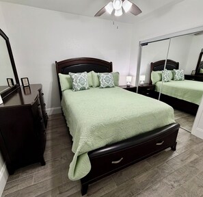 1 bedroom, iron/ironing board, free WiFi, bed sheets -     Modern & Cozy Apartment Near Everything You Need! (Valrico)