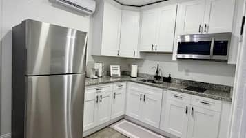 Coffee/tea maker, fridge, microwave, stovetop