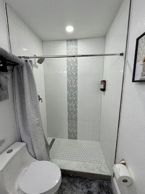 Douche, sĂšche-cheveux, serviettes fournies, savon