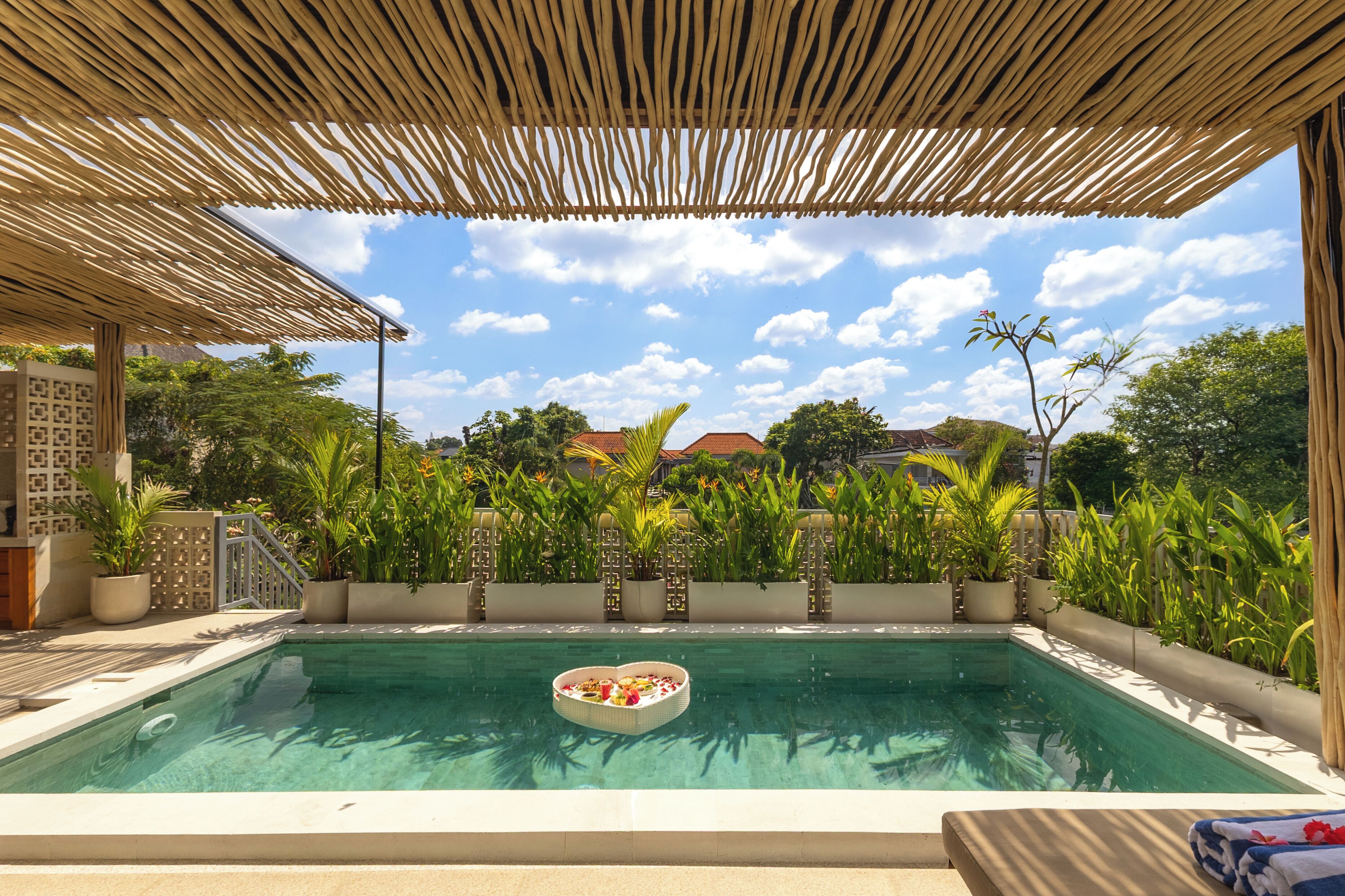 Een buitenzwembad en ligstoelen