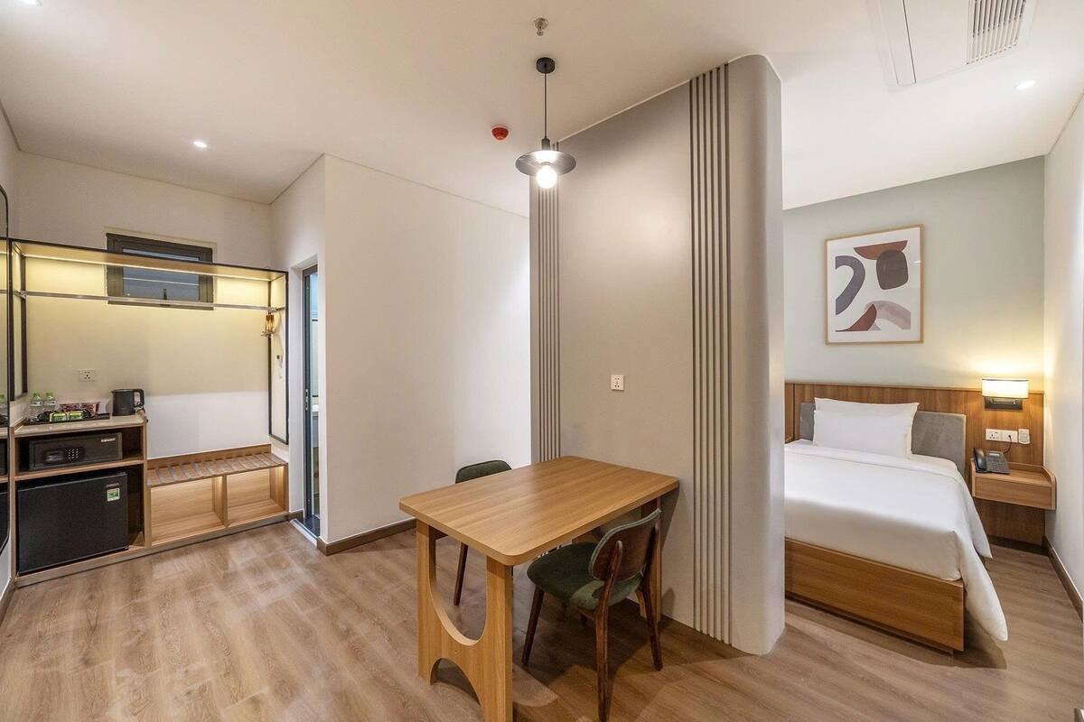 Leilighet – classic | Minibar, safe på rommet, skrivebord og blendingsgardiner