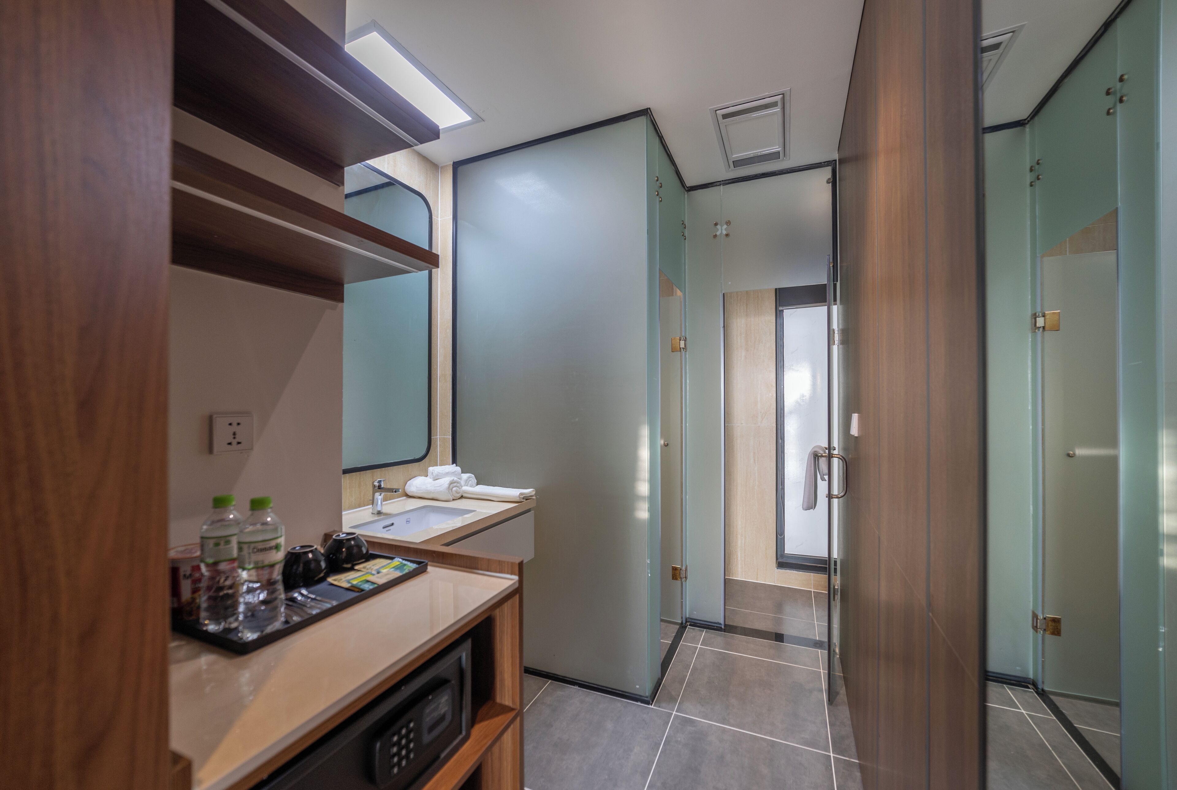 Superior Double or Twin Room, City View | Bathroom