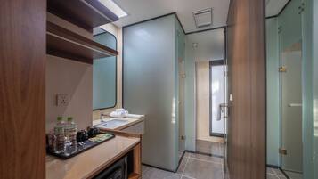 Superior Double or Twin Room, City View | Bathroom