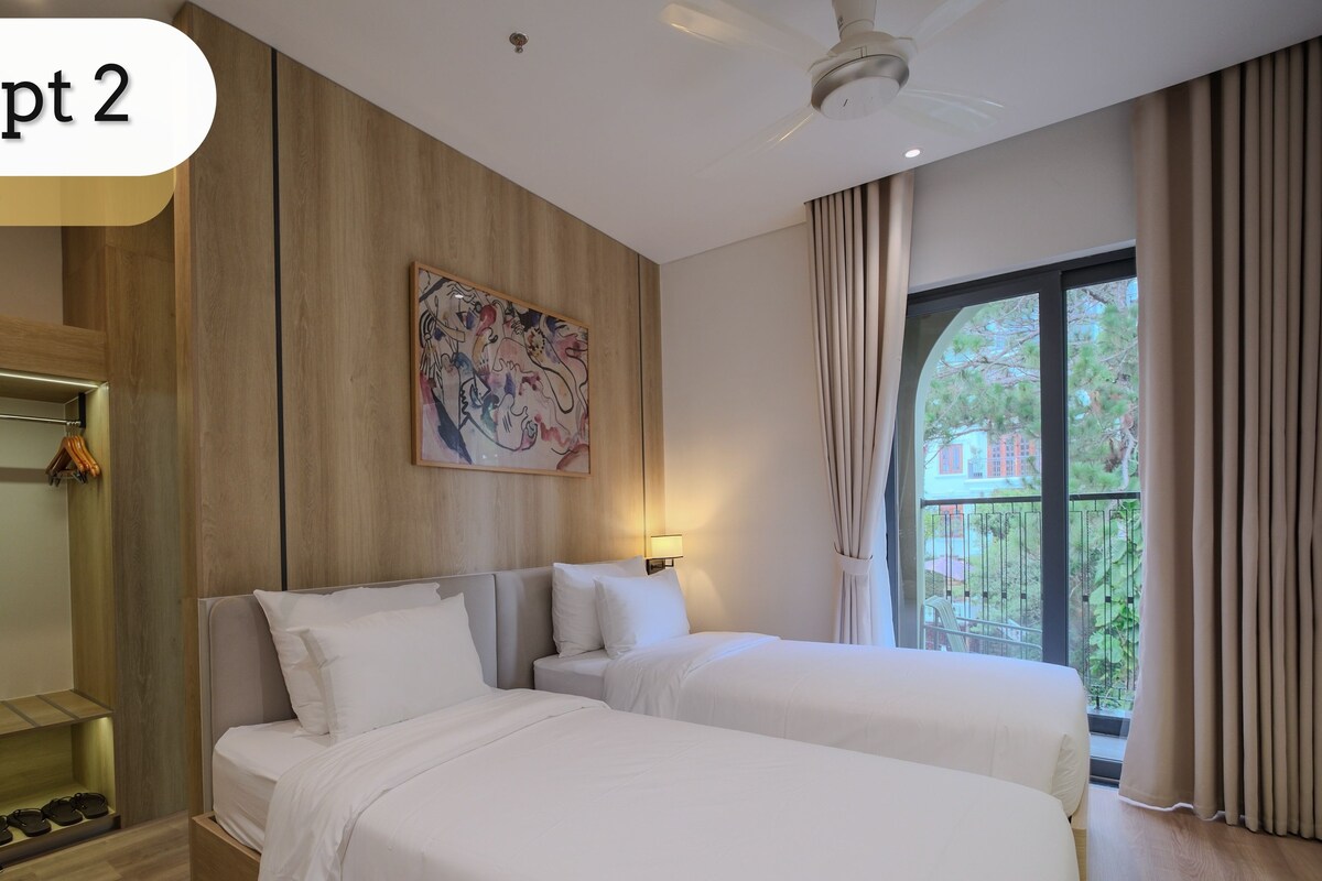 Deluxe Twin Room, Balcony | Minibar, in-room safe, desk, blackout drapes