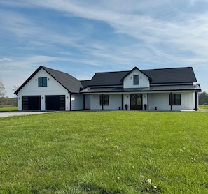 Exterior - The Newspaper House, 10 minutes away from DHL (Byrdstown)