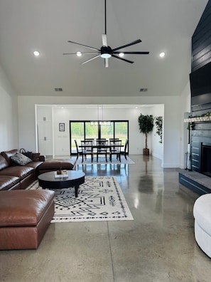 Living area - The Newspaper House, 10 minutes away from DHL (Byrdstown)