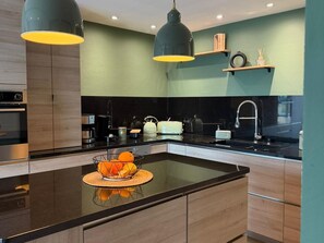 Fridge, microwave, oven, dishwasher - 5-bedroom house, sea view, swimming pool (Fréjus)