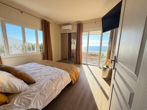 5 bedrooms, iron/ironing board, internet, bed sheets - 5-bedroom house, sea view, swimming pool (Fréjus)