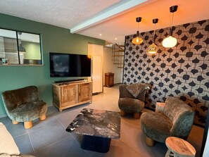 TV - 5-bedroom house, sea view, swimming pool (Fréjus)
