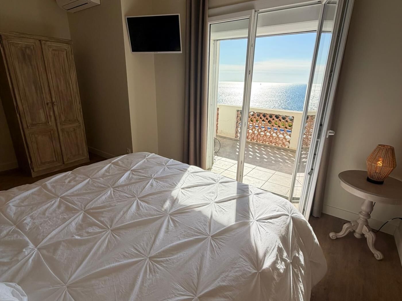 5 bedrooms, iron/ironing board, Internet, bed sheets