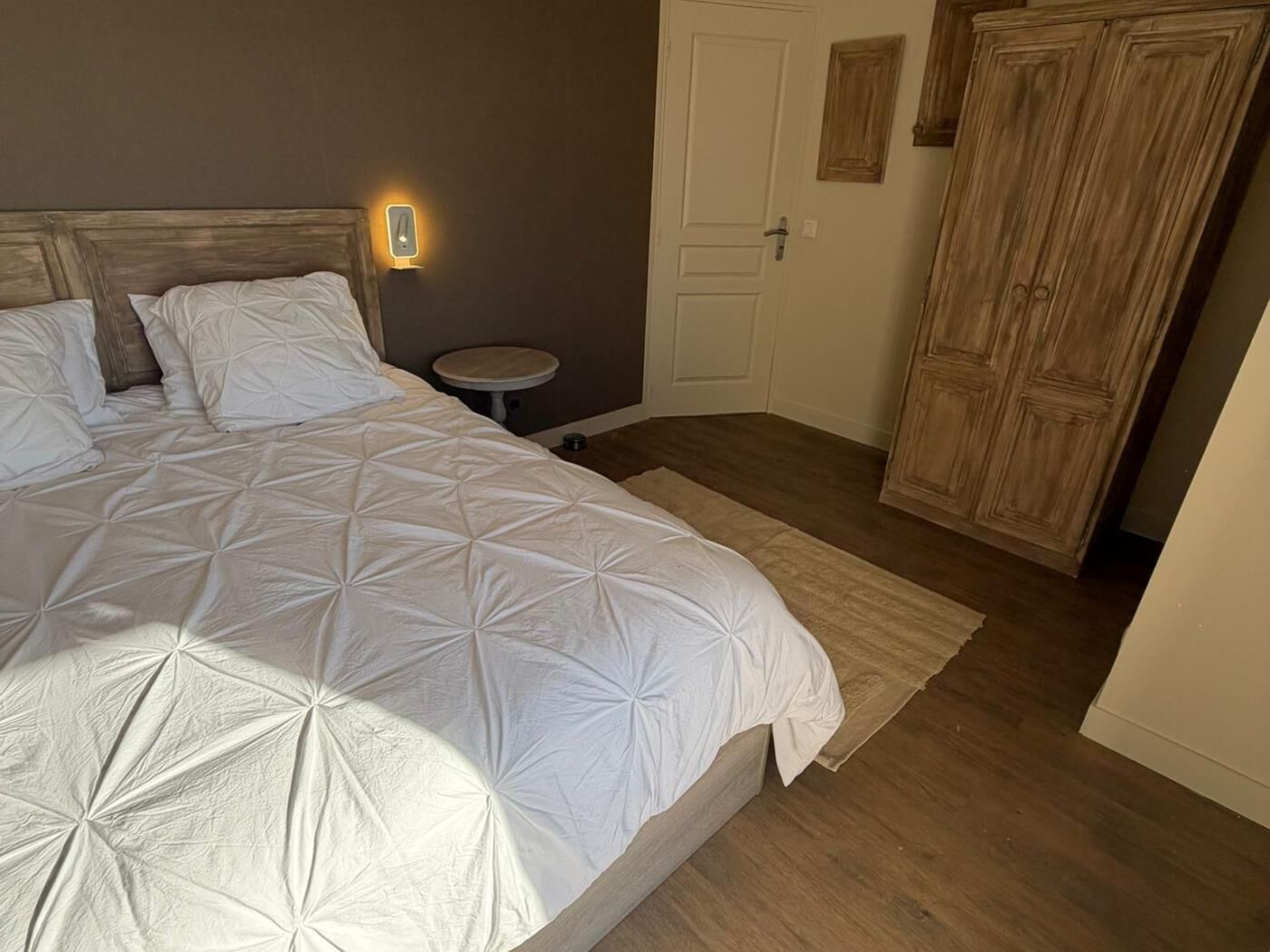 5 bedrooms, iron/ironing board, Internet, bed sheets