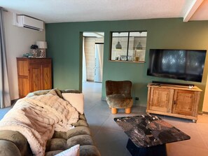 TV - 5-bedroom house, sea view, swimming pool (Fréjus)