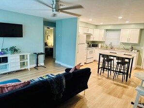 Living area - Cozy 2-bedroom bungalow in Belleair/Largo. Pet-friendly (Belleair Bluffs)