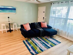 Living area - Cozy 2-bedroom bungalow in Belleair/Largo. Pet-friendly (Belleair Bluffs)