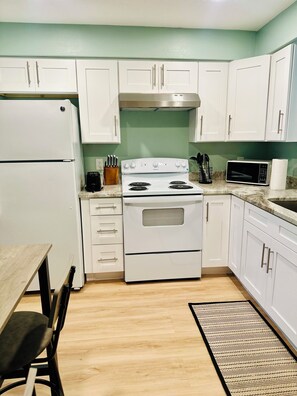 Private kitchen - Cozy 2-bedroom bungalow in Belleair/Largo. Pet-friendly (Belleair Bluffs)