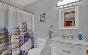 Hair dryer, towels, soap, shampoo - Huge Pine Yard & Quiet retreat •3BR 2BA King Bed • 10 Min to Beaches ~ (Wilmington)