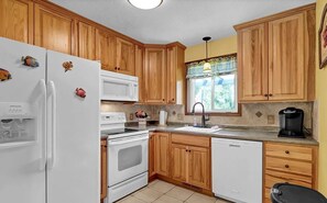 Fridge, microwave, oven, stovetop - Huge Pine Yard & Quiet retreat •3BR 2BA King Bed • 10 Min to Beaches ~ (Wilmington)