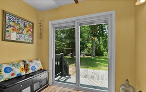 Interior - Huge Pine Yard & Quiet retreat •3BR 2BA King Bed • 10 Min to Beaches ~ (Wilmington)