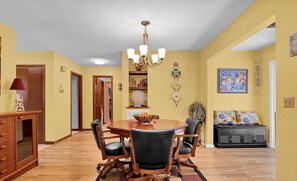 Dining - Huge Pine Yard & Quiet retreat •3BR 2BA King Bed • 10 Min to Beaches ~ (Wilmington)