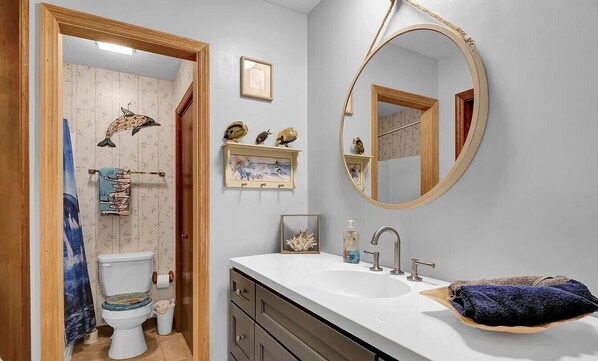 Hair dryer, towels, soap, shampoo - Huge Pine Yard & Quiet retreat •3BR 2BA King Bed • 10 Min to Beaches ~ (Wilmington)